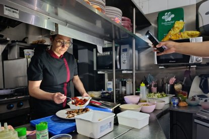 Al restaurant L’Indret van cuinar enllumenats amb la llanterna del mòbil. - G.F.
