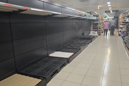 Els supermercats que van poder obrir es van quedar sense reserves d’aigua i aliments essencials com arròs, pasta o llegums, amb prestatgeries buides. - SCD