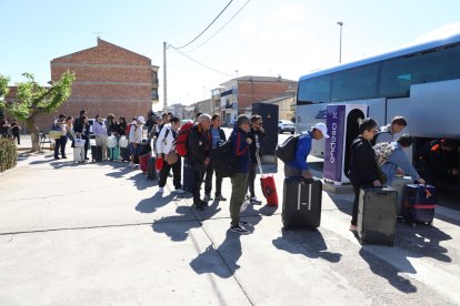 Els viatgers pujant al segon dels busos que els va portar a Barcelona. - DIPUTACIÓ D’OSCA