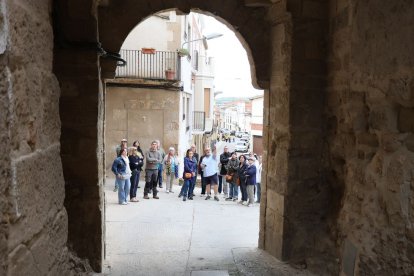Els participants, davant d’una arcada ubicada a la plaça Major. - J.GÓMEZ