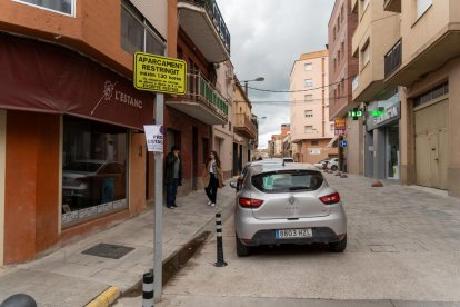 La zona d’aparcament per temps limitat gratuït a l’avinguda Catalunya d’Alfarràs. - PAU PASCUAL PRAT