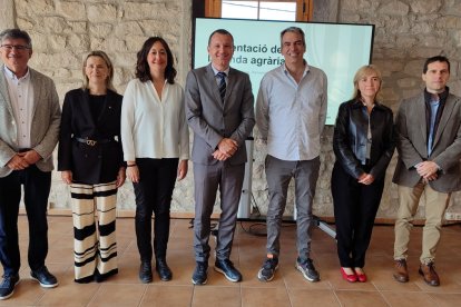 El conseller amb l’alcaldessa de l’Albi, altres membres de l’Administració i de la cooperativa. - E.M.M.
