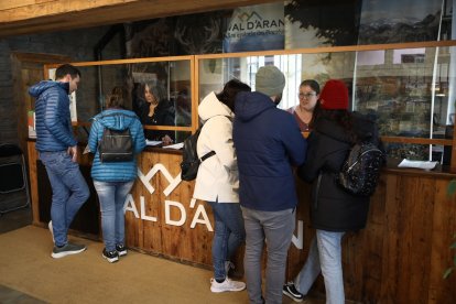 Turistes arribant a un hotel de la Val d’Aran durant la Setmana Santa passada. - EDGAR ALDANA