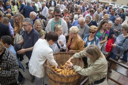 Els pans van ser repartits per representants del consistori i els prohoms. - LAIA PEDRÓS