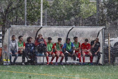L’Alpicat, refugiant-se de la pluja a la banqueta del Manuel Lorite quan es va aturar el joc. - INDRIG SEGURA