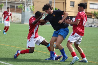 Una acció del partit d’ahir a Artesa de Segre. - J.B.
