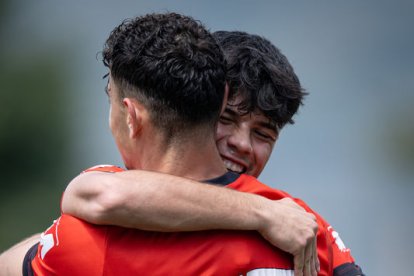 Carlos Martínez i Jordi Puig s’abracen per celebrar que el Mollerussa seguirà a Tercera RFEF. - ÀREA 11