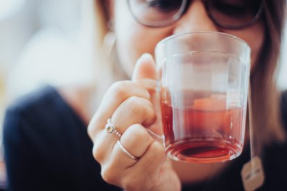 Una persona tomando una infusión.