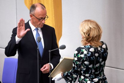 Friedrich Merz jura davant de Julia Klöckner com a nou canceller. - EFE/EPA/CLEMENS BILAN