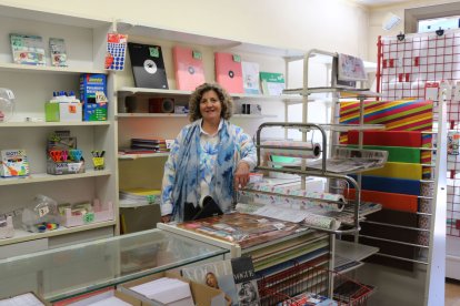 La propietària, Hortènsia Sans, al seu establiment. - ALBA GARCÍA