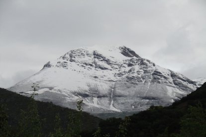 Descens de temperatures i noves nevades a partir de 1.400 metres- El descens de temperatures aquesta setmana, sumat a precipitacions en bona part del territori, ha deixat estampes hivernals en diversos cims com el Montsent del Pallars (a la imatge). Ahir també va nevar tímidament en alguns punts de l’Alt Urgell i de la Val d’Aran i podria continuar fent-ho avui. - EDGAR ALDANA
