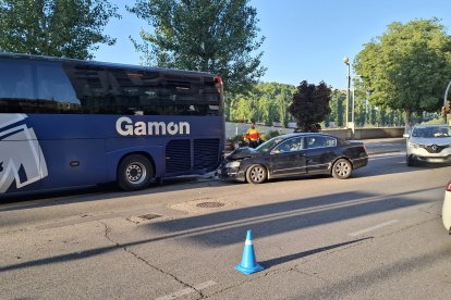 El turisme i l’autocar implicats en la col·lisió.
