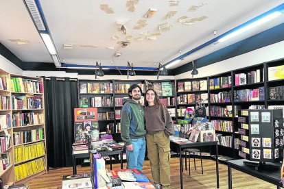 Adriana Yedra e Gerard Sanz, ena libreria que dauriren en Vielha. - @LIBRERIAETERNA