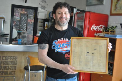 Samuel Castells, amb la llista de preus de fa 60 anys del bar. - E.FARNELL