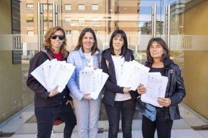 Representants de les AFA dels col·legis de la Bordeta, amb les firmes. - JORDI ECHEVARRIA