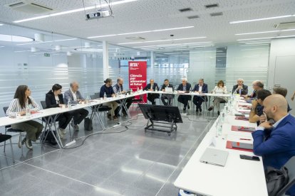 La taula institucional que l’IRTA va organitzar ahir al Fruitcentre. - JORDI ECHEVARRIA