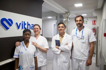 El equipo de la unidad de Ocología y el diretor asistencial de Vithas Lleida. - GERARD HOYAS