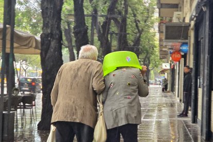Sota l'aiguat, sense paraigua.