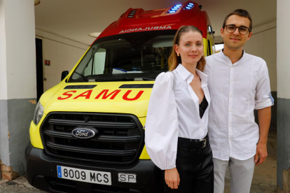 Artem Panchenko, especializado en otorrinolaringología, junto a su pareja Yuliia Shevchenko, especializada en obstetricia y ginecología, posan en el centro de salud La Loma, de Torrevieja.