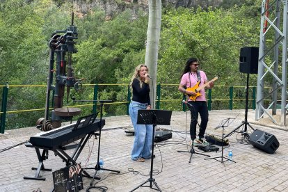 La cantant de Balaguer Maria Fernández, ahir a Camarasa. - ENDESA CATALUNYA