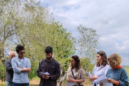 Familiars d’Àlex Susanna van llegir textos del poeta abans de plantar un arbre en el seu record. - HORT POÈTIC