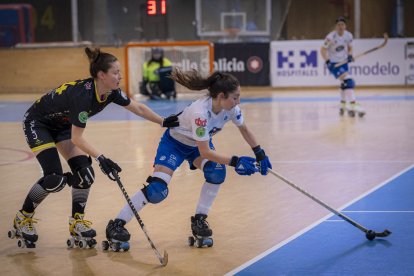 Victòria Porta, que va anotar el segon gol de les lleidatanes a Riazor, pressiona la xilena Fernanda Muñoz, jugadora del Corunya. - MANU BOUTUREIRA