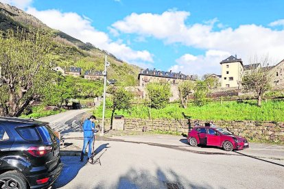 Tècnics instal·lant sensors en zones de pàrquing de la Vall. - AJUNTAMENT DE LA VALL DE BOÍ