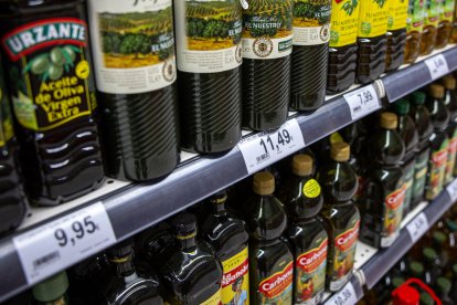 Imagen de archivo de botellas de aceite en un supermercado. EFE/ Daniel González