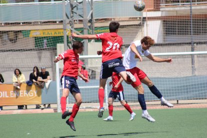 Pau Solanes, del Balaguer, disputa una pilota aèria amb un rival durant una acció del partit. - JOAN BOVÉ