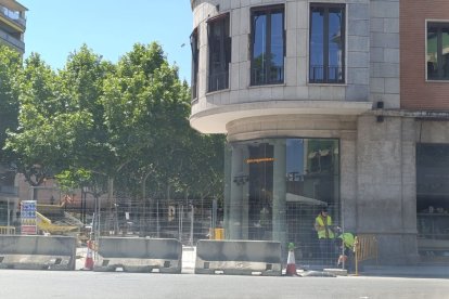 Operaris treballant ahir a les obres de rambla Ferran. - SE