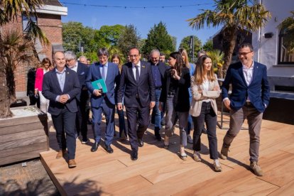 Puigdemont acompanyat pels membres del seu partit a Waterloo. - TWITTER/JORDI TURULL