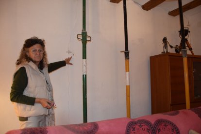 Carme Fornés ha hagut de col·locar mesuradors de fissures i puntals d’acer, que controla regularment. - C.SANS