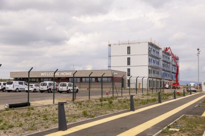 L’edifici de la residència d’estudiants, en segon terme, construït amb mòduls prefabricats dins del recinte aeroportuari. - MARC CODINAS