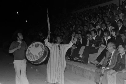 Animacíón en un partido de copa.