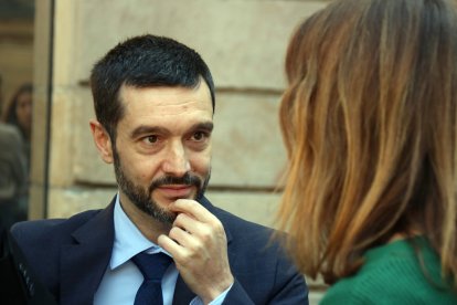 El ministre de Consum, Pablo Bustinduy, conversa amb la líder dels comuns, Jèssica Albiach, després d'atendre els mitjans de comunicació.
