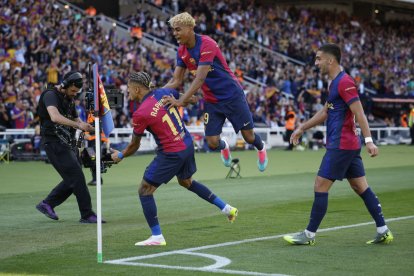 Lamine felicita Raphinha després de marcar un gol al Madrid. - EFE/ ALBERTO ESTÉVEZ