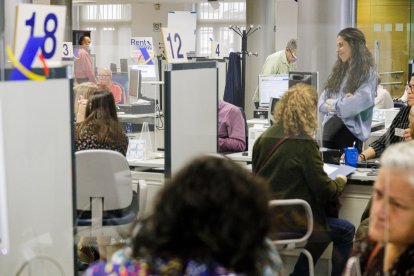 Atenció al públic en una oficina de l’Agència Estatal d’Administració Tributària. - CARLOS LUJÁN / EUROPA PRESS