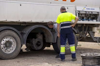 La descàrrega va provocar l’explosió de quatre rodes d’un camió. - JORDI ECHEVARRIA