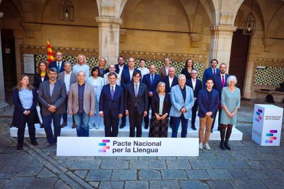 Foto de grup després de la firma del Pacte Nacional per la Llengua, ahir a l’Institut d’Estudis Catalans. - JORDI BEDMAR