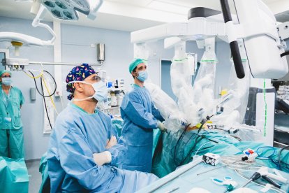 Foto d’arxiu d’una cirurgia en un quiròfan de l’hospital Arnau de Vilanova. - ICS LLEIDA