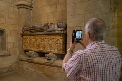 Reproducción réplica del sepulcro del vizconde Álvar de Àger en su emplazamiento original en Bellpuig de les Avellanes.