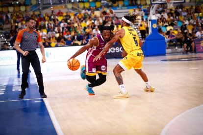 James Batemon, clau en la reacció, intentar anar-se’n del marcatge d’Albicy. - ACB PHOTO/MIGUEL HENRÍQUEZ