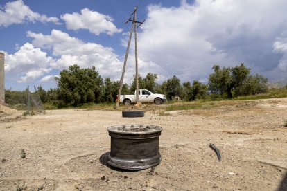 Les restes de la roda del camió després de la descàrrega elèctrica. - JORDI ECHEVARRIA