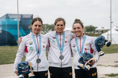 Sorribes, amb Chorraut i Goñi, amb la medalla de plata que van aconseguir ahir en l’Europeu. - MARC ETXANIZ/RFEP