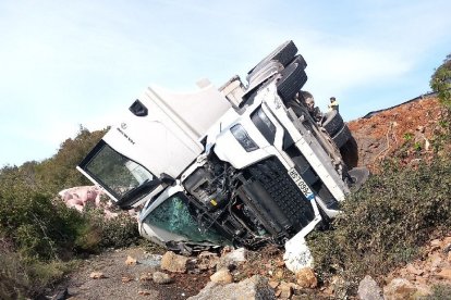 Aparatós accident d’un camió de porcs a Artesa de Segre - BOMBERS