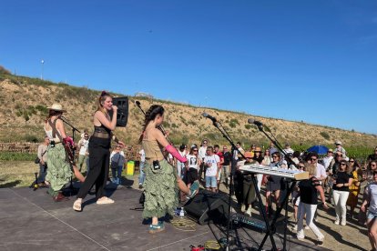 La cantant aranesa Alidé Sans va posar el ritme festiu a mitja tarda a la Vinya Núria d’Algerri. - RAFA GIMENA