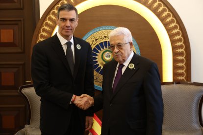 Pedro Sánchez amb el president palestí, Mahmud Abbas, durant la cimera de la Lliga Àrab. - POOL MONCLOA / FERNANDO VILLAR