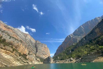 Fa anys que el turisme d’aigua prolifera a l’embassament de Canelles, a cavall de la demarcació de Lleida i la d’Osca.