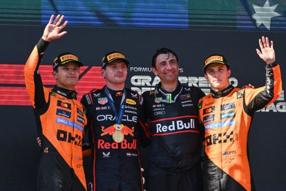 Max Verstappen celebra la victòria a Imola juntament amb Lando Norris i Oscar Piastri, de McLaren. - F1