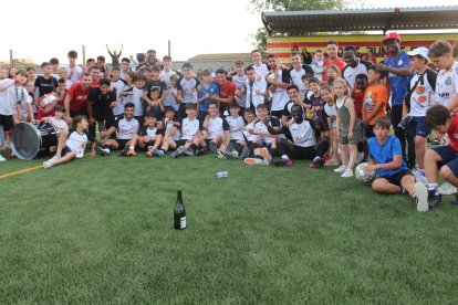 Jugadors i aficionats del Vallfogona de Balaguer van celebrar l’ascens sobre el terreny de joc. - JOAN BOVÉ